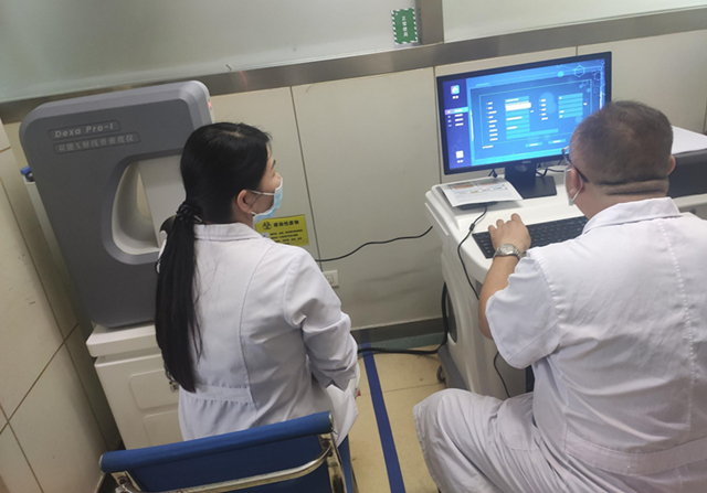 雙能X線骨密度儀廠家溫馨提示:拒絕骨質疏松,從骨密度檢測開始